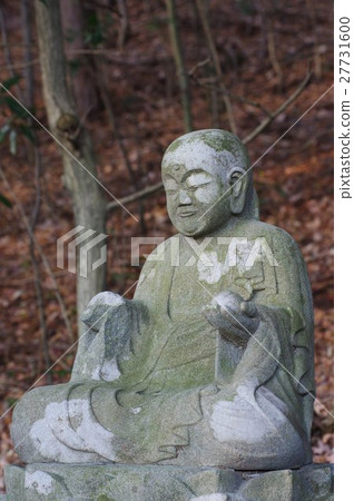 信州的文化資產傑作守谷貞治的石佛在紅色過道(長野縣駒根市)的地藏菩薩的石頭佛像 信州的文化資產傑作守谷貞治的石佛在紅色過道(長野縣駒根市)的地藏菩薩的石頭佛像 27731600