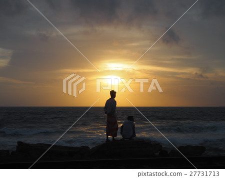 斯里蘭卡印度洋和一個男孩 斯里蘭卡印度洋和一個男孩 27731713