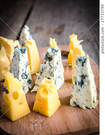 Pieces of emmental and blue cheese 27733799