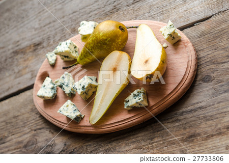 blue cheese with pears 27733806