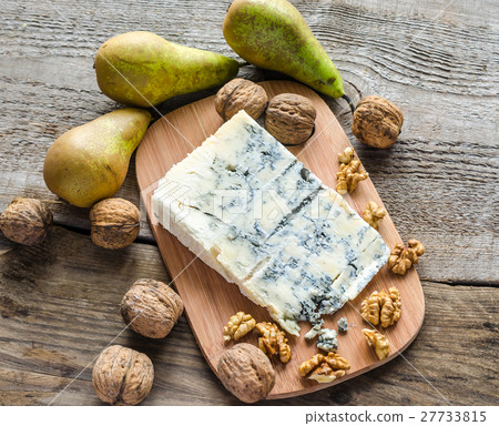 Blue cheese with pears and walnuts 27733815