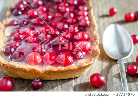 Tart with jellied fresh cranberries 27734070