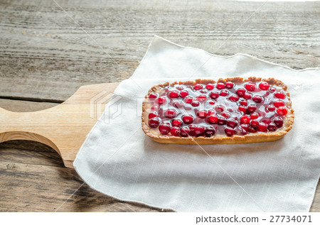 Tart with jellied fresh cranberries 27734071