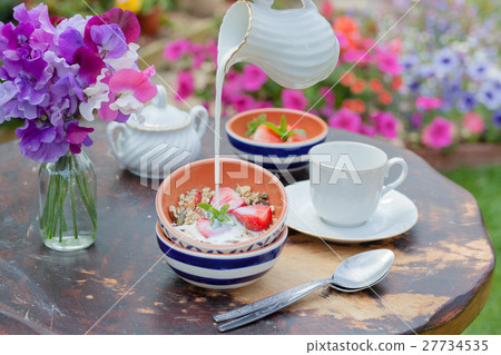 Breakfast in the garden 27734535