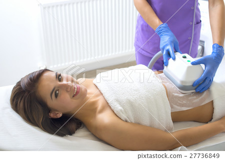 Pretty young woman getting cryolipolyse treatment 27736849