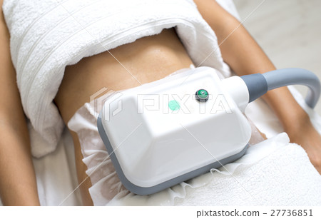 young woman getting cryolipolyse treatment young woman getting cryolipolyse treatment 27736851