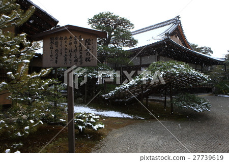 Kinkakuji in winter 27739619