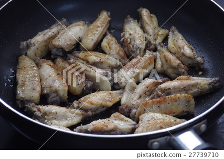 Saute young chicken wings Saute young chicken wings 27739710