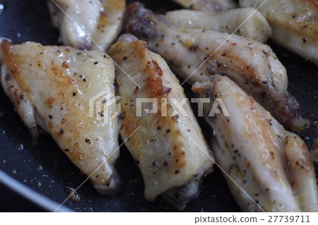 Saute young chicken wings Saute young chicken wings 27739711