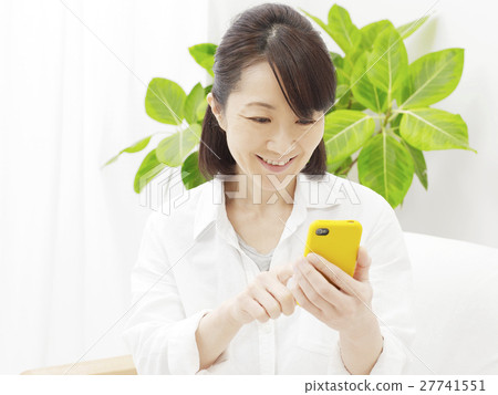 Middle female smartphone Middle female smartphone 27741551