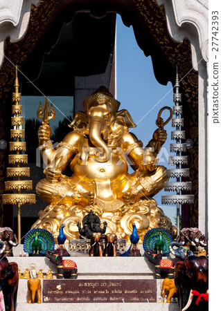 在曼谷的伊勢丹百貨商店前面定居的Ganesha雕像 27742393