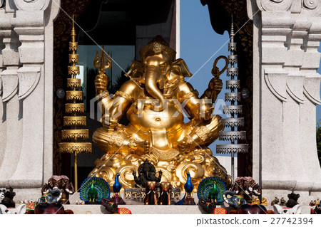 在曼谷的伊勢丹百貨商店前面定居的Ganesha雕像 27742394