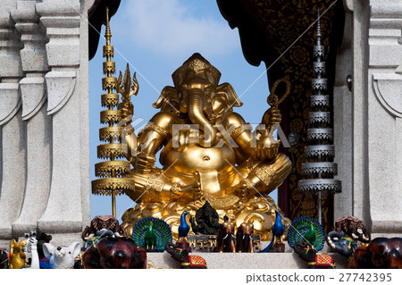 在曼谷的伊勢丹百貨商店前面定居的Ganesha雕像 27742395