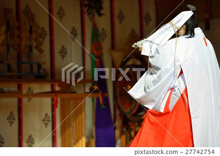 Prison wicked shrine maiden dedicating Kagura Prison wicked shrine maiden dedicating Kagura 27742754
