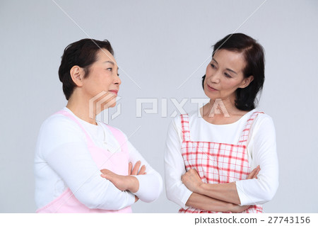 陷入困境的女性 27743156