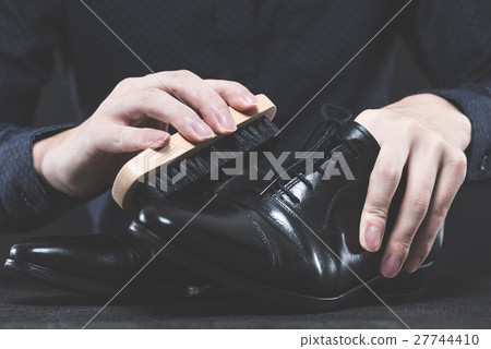 shoe polish 27744410