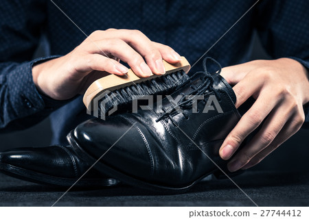 shoe polish 27744412