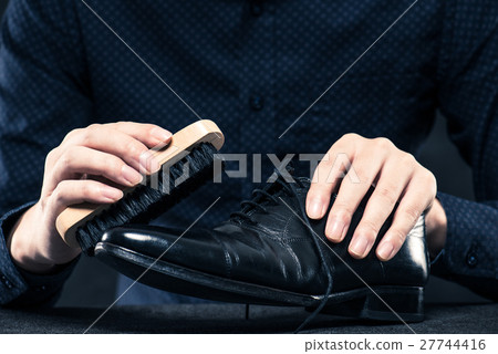 shoe polish 27744416