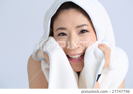 Women dry hair Women dry hair 27747796