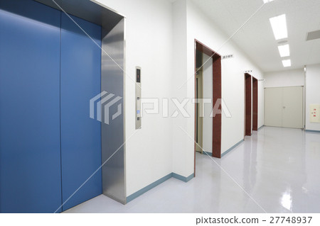 辦公樓電梯和洗手間 27748937
