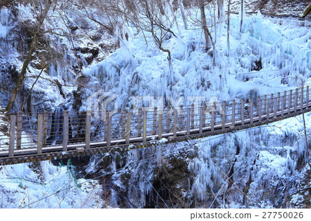 One hundred scenery of Oonochi ice pillar and suspension bridge 27750026