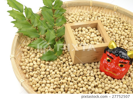 Soybean of a roasted Setsubun and wooden bell and demon 27752507