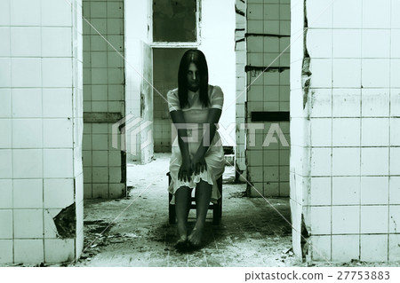 Horror scene of a scary woman Horror scene of a scary woman 27753883
