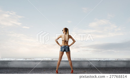 Hitch hiker woman on roof 27768814