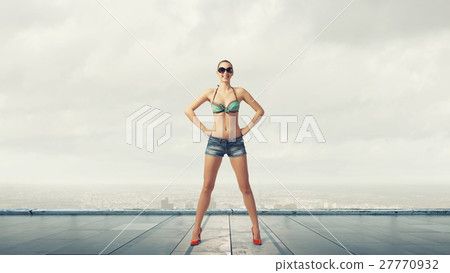 Hitch hiker woman on roof 27770932