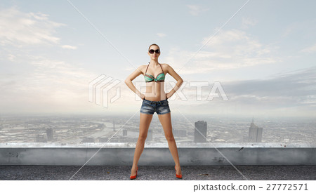 Hitch hiker woman on roof 27772571