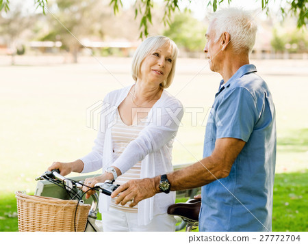Senior couple relaxing in park 27772704