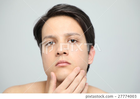 男人檢查你的皮膚 27774003