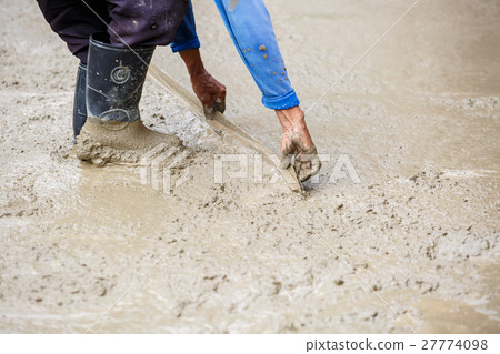 plasterer concrete worker at floor construction 27774098