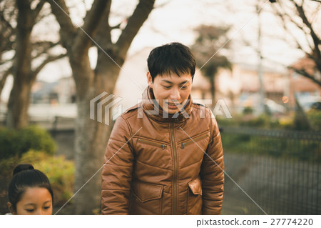 Communication between a father and his elementary school daughter Communication between a father and his elementary school daughter 27774220