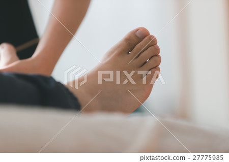 the sole of the foot, massaging, gents 27775985