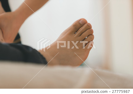 the sole of the foot, massaging, gents 27775987