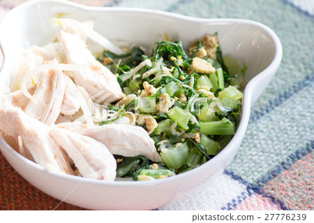 Boiled chicken breast meat and fried radish leaves 27776239