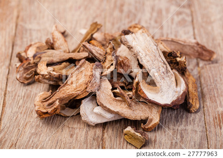 dried mushrooms 27777963