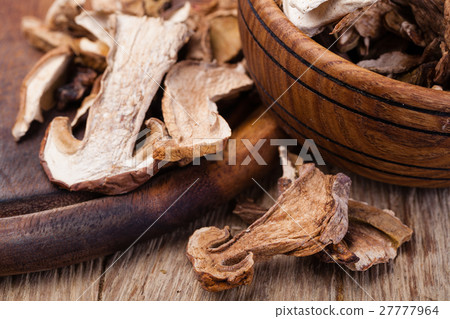 dried mushrooms 27777964