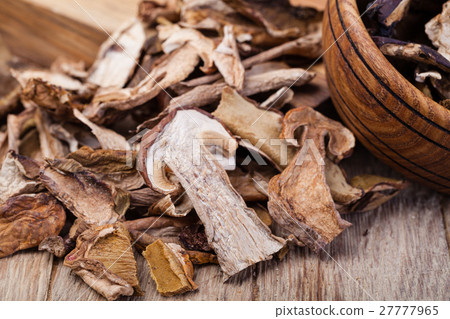 dried mushrooms 27777965