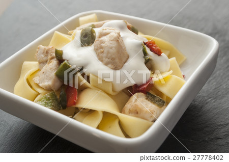 chicken breast pasta with red and green peppers chicken breast pasta with red and green peppers 27778402