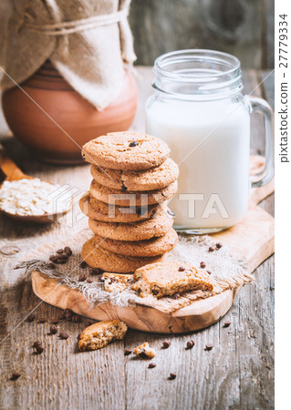Chocolate chip cookies with milk 27779334