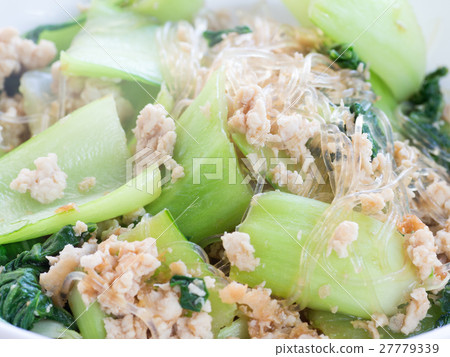 Simmered dishes with chingen and vermicelli and ground chicken 27779339