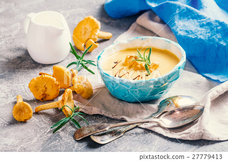 圖庫照片: mushroom cream soup with chanterelles