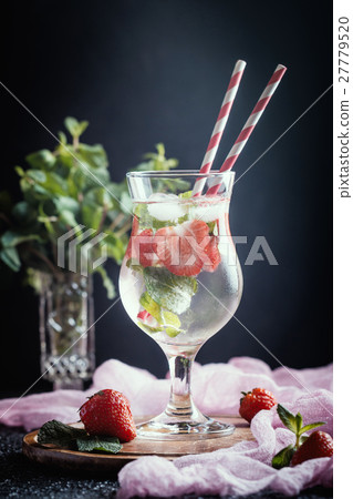 Summer cocktail - strawberry Mojito  27779520