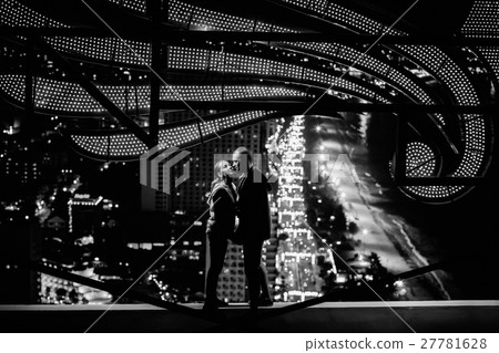 couple kissing on the roof 27781628