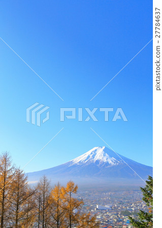 富士山和城市景觀富士吉田市 富士山和城市景觀富士吉田市 27784637