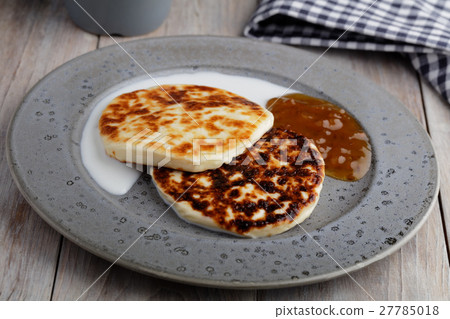 Cheese in milk with cloudberry jam 27785018