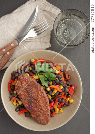 Roasted turkey with black bean salad 27785019