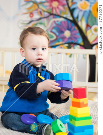 Child playing toys 27786571